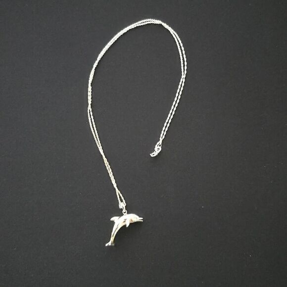 Beautiful sterling silver Dolphin Pendant on 18" sterling silver chain. - Picture 5 of 5